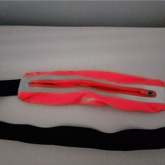 Nike Angled Zip Pocket Expandable Waistpack Pink - Picture 2 of 4